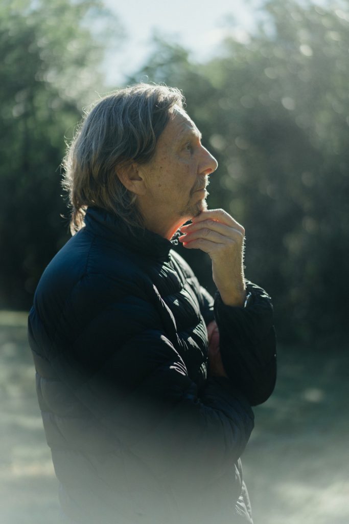 Kabir Kokmeijer à l’écoute dans les Pyrénées