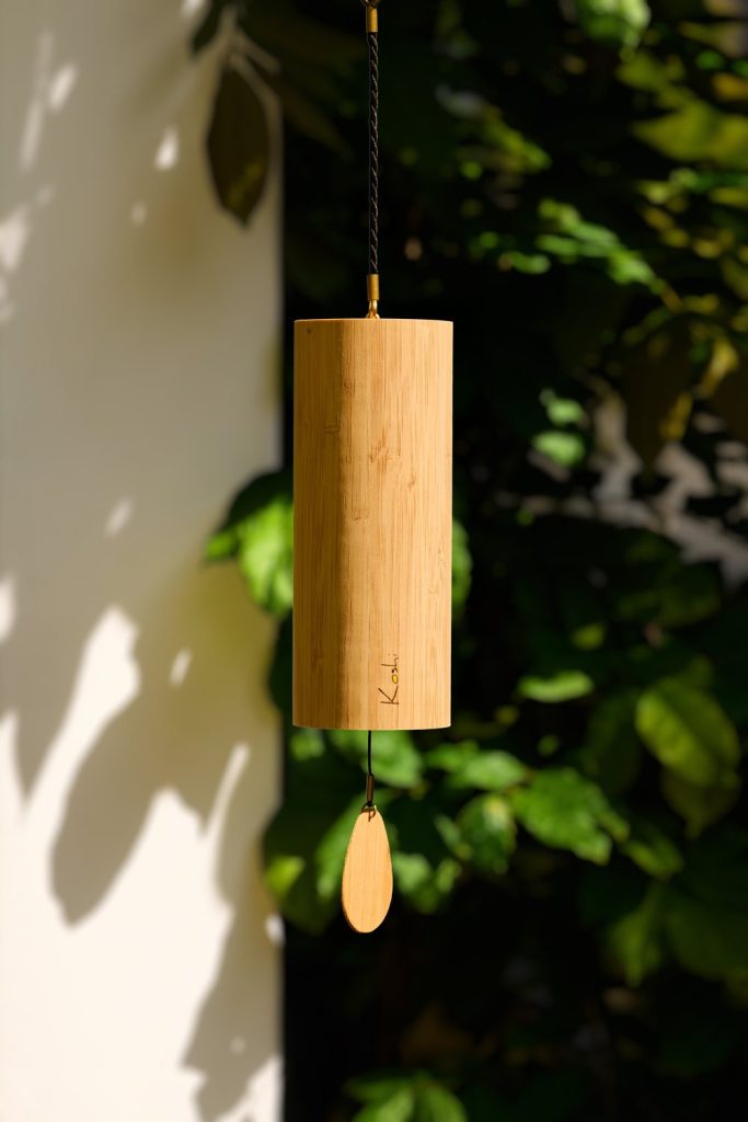 Im Sonnenlicht aufgehängtes Koshi-Klangspiel