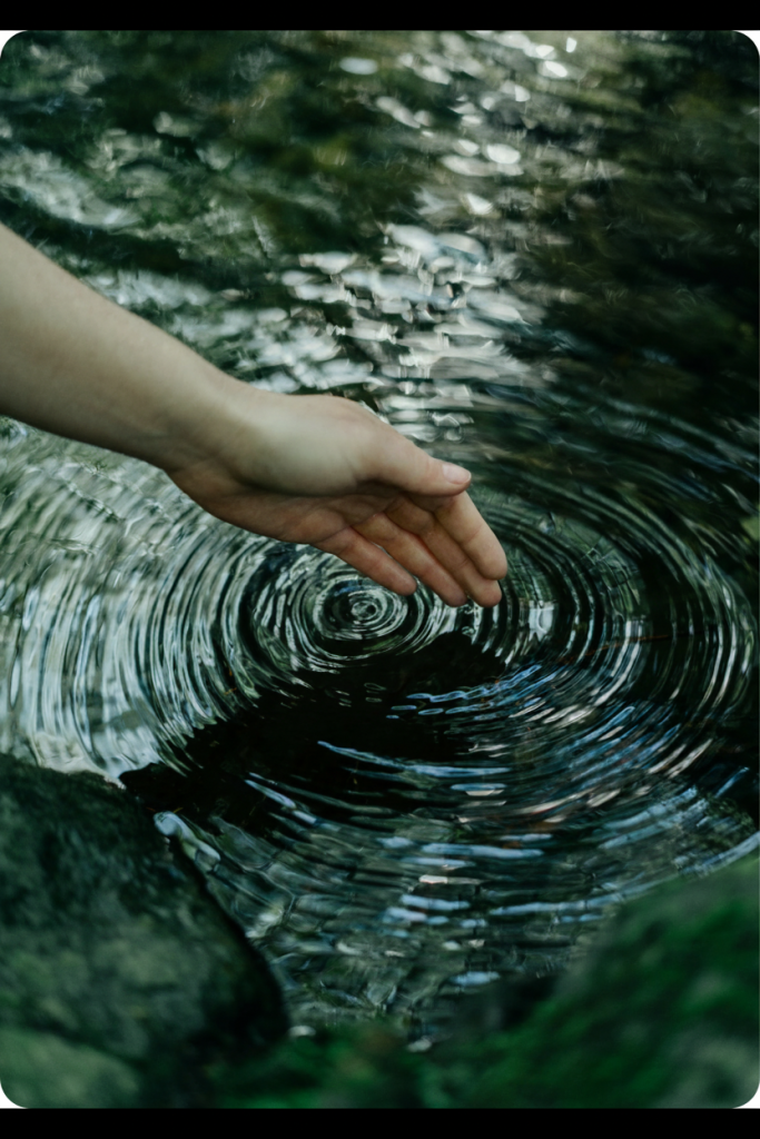 Une main effleure l’eau