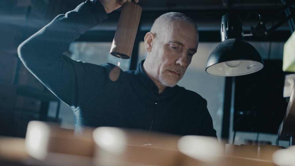 Écoute finale d’un carillon dans l’atelier