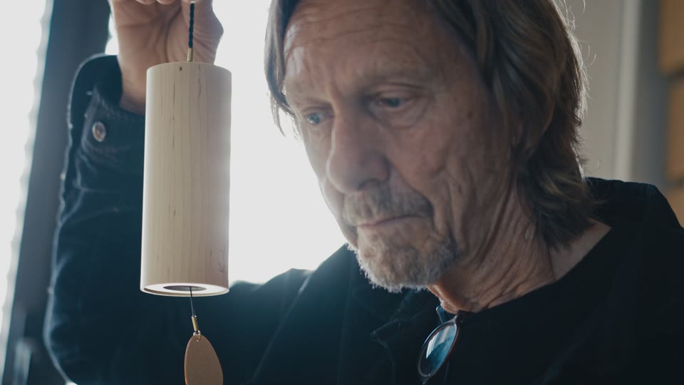 Kabir Kokmeijer tient un carillon Koshi